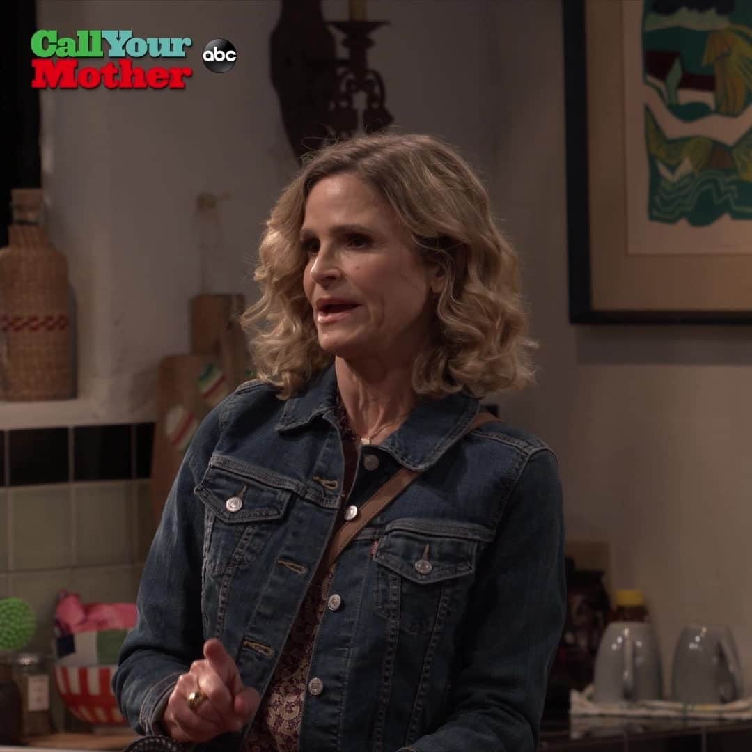 アメリカン・ブロードキャスティング・カンパニーのインスタグラム：「She's done the mom thing, now she'll do her own thing. 😉 @kyrasedgwickofficial stars in #CallYourMother, coming to ABC on January 13!」