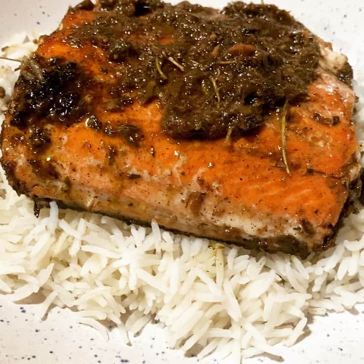 ケリスのインスタグラム：「SPICY JERK SALMON over steamed basmati . Here's the recipe , hot skillet  1 to 2 Tbl sesame oil  Salmon or any other fish Sea salt  Bounty&full spicy jerk sauce  Sliced scallions for garnish It will take you 10 min and you will feel so good . Buen provecho GOLD MINE SAUCE BUNDLE BOUNTYANDFULL.COM」