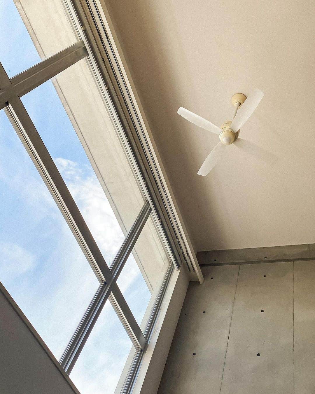 Manamiのインスタグラム：「my office🌞 週に1回、お気に入りのoffice😌 これからまた、色んなことがはじまるよ✨ まずはひとつ、そろそろお知らせできそうです✨」