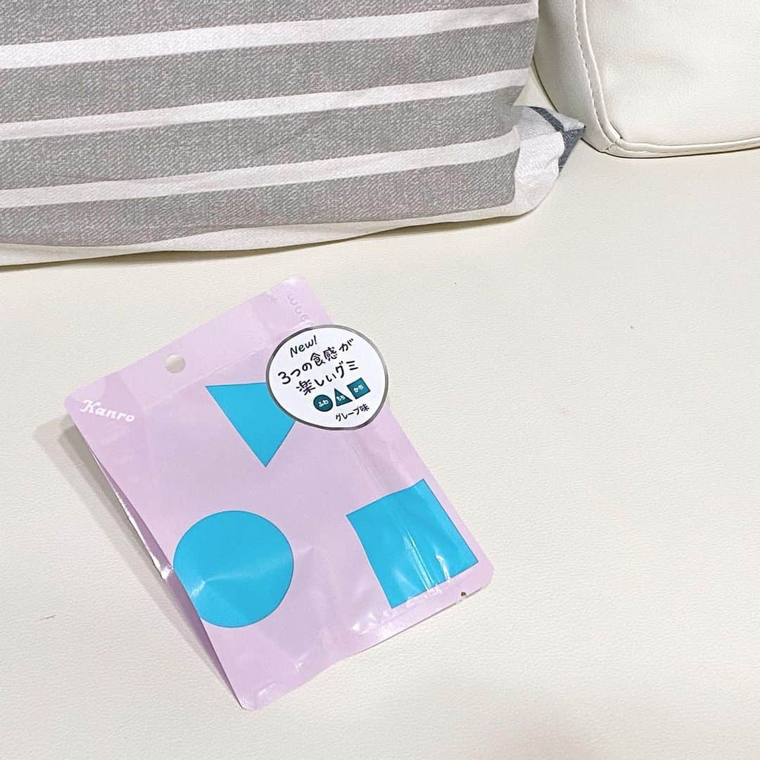 のインスタグラム：「今日のお供  新しいグミ、中身がわからないなんて斬新。たのしみだなぁー。ふわグミが気にいる予感。  #新作グミ #グミ #カンロ #kanro」