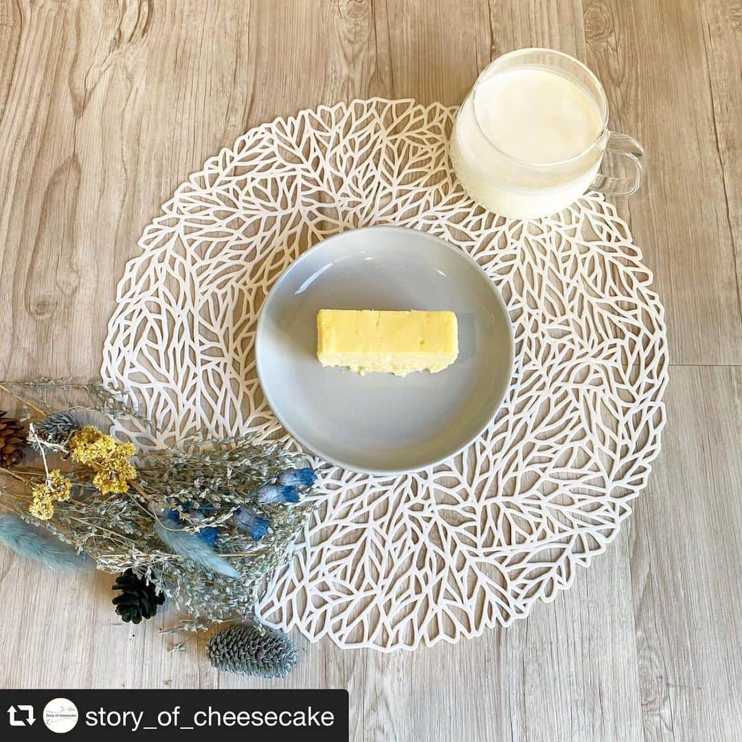 のインスタグラム：「. #repost . 11月に愛媛県松山市に新しくオープンした @story_of_cheesecake 様🧀 販売している「塩チーズケーキ」に、当社の「#されど塩藻塩」を使用してくださっています🥰 海藻のうま味が詰まった塩を使うとどんな味になるのか気になります👏 個人的にオープン前から行ってみたかったお店なのでぜひ食べてみたいです💕 . #伯方の塩#されど塩藻塩#藻塩#塩#SALT . . 当店の塩チーズケーキは、「伯方の塩」でおなじみの伯方塩業株式会社さんが瀬戸内の原料100%で製造されている 「されど塩　藻塩」を使用しています☺️ 甘さを引き立てる塩の味をご堪能ください✨ Story of cheesecake. ストーリーオブチーズケーキ」
