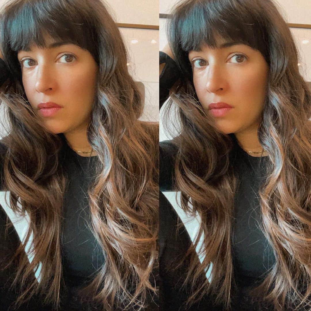 ハンナ・シモンのインスタグラム：「I broke all promises I made to myself and to my other sisters in a state of bangxiety. I WAS FEELING EMOTIONAL AND SO I CUT MY BANGS . And chopped into my mop. And colored my hair.  But before you judge me, I did so by safely procuring the help of a professional. I touched no scissors. I squeezed no squeezy bottle. And so did I take my emotional state out on my hair? Yes. But I did it in a safe place with someone I trust. If you are feeling like you are about to do something rash with your hair please find a COVID safe spot and ask for help. 💇🏽‍♀️🙏🏽👋🏽 @christine_lifeandcolour @lifeandcoloursalon」
