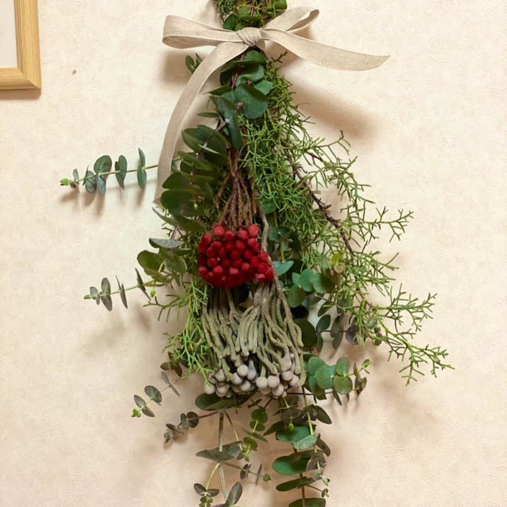 荻原和歌さんのインスタグラム写真 - (荻原和歌Instagram)「今年のクリスマス工作は リースとスワッグ。 木のヤニで指を真っ黒にしながら、 いい香りにつつまれて幸せ。  家にいる時間が長くなるなら 楽しく快適に暮らす工夫を するしかないもんね。」12月3日 10時02分 - ogiwaka