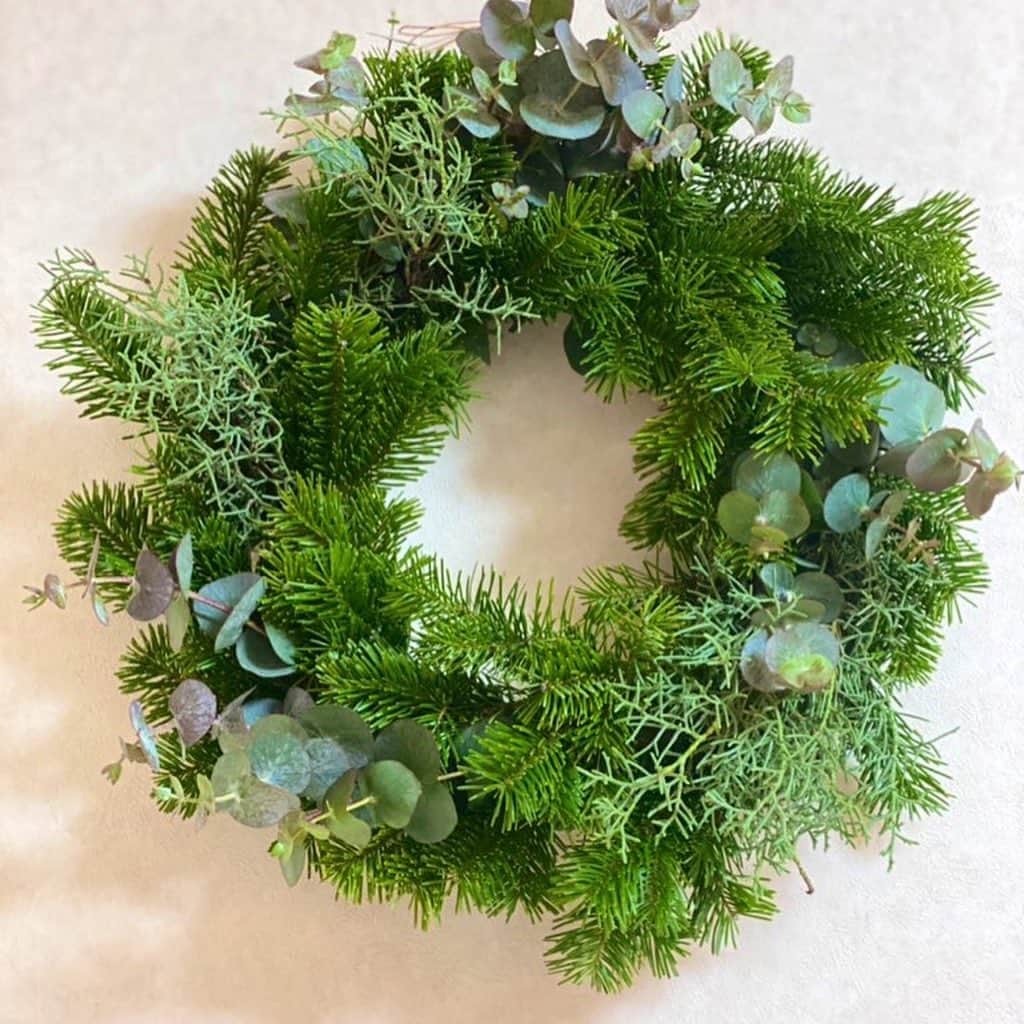 荻原和歌のインスタグラム：「今年のクリスマス工作は リースとスワッグ。 木のヤニで指を真っ黒にしながら、 いい香りにつつまれて幸せ。  家にいる時間が長くなるなら 楽しく快適に暮らす工夫を するしかないもんね。」