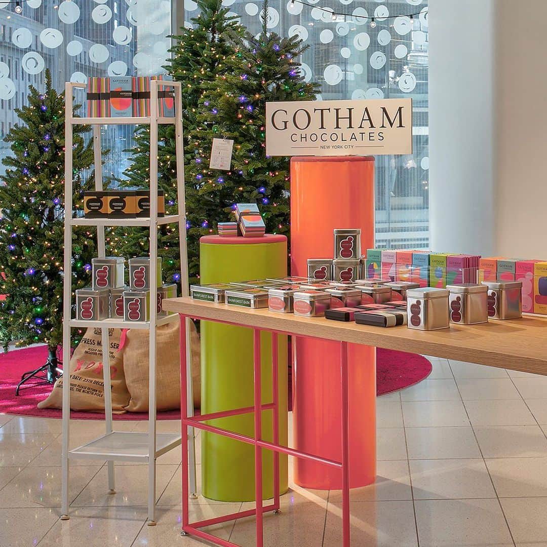 Nordstromさんのインスタグラム写真 - (NordstromInstagram)「Festivities are in full swing at @nordstromnyc thanks to our new @gothamchocolates pop-up shop! Stop by the #NordstromNYC Mezzanine now through December 26 for a hot cup of cocoa, freshly-baked cookies and more sweet treats that make even sweeter gifts! #MakeMerry」12月3日 10時02分 - nordstrom
