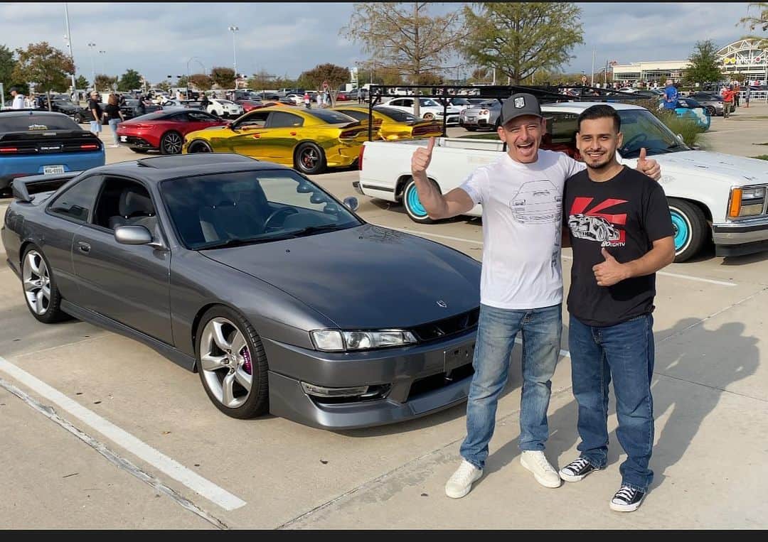 スティーブのインスタグラム：「I love to see so many young guys into classic Japanese cars!! My Japanese fans really love it too!! Awesome owner interviews in today’s video live on Steve’s POV.  link in bio. 10代のアメリカの若者たちがこんなに日本車にハマってくれて正直言ってメチャ嬉しい！！👍 本日のスティーブ的視点ユーチューブ動画をチェックしてね！動画へのリンクはプロフィールの下にあります @fueledupmeet @parkupfront」