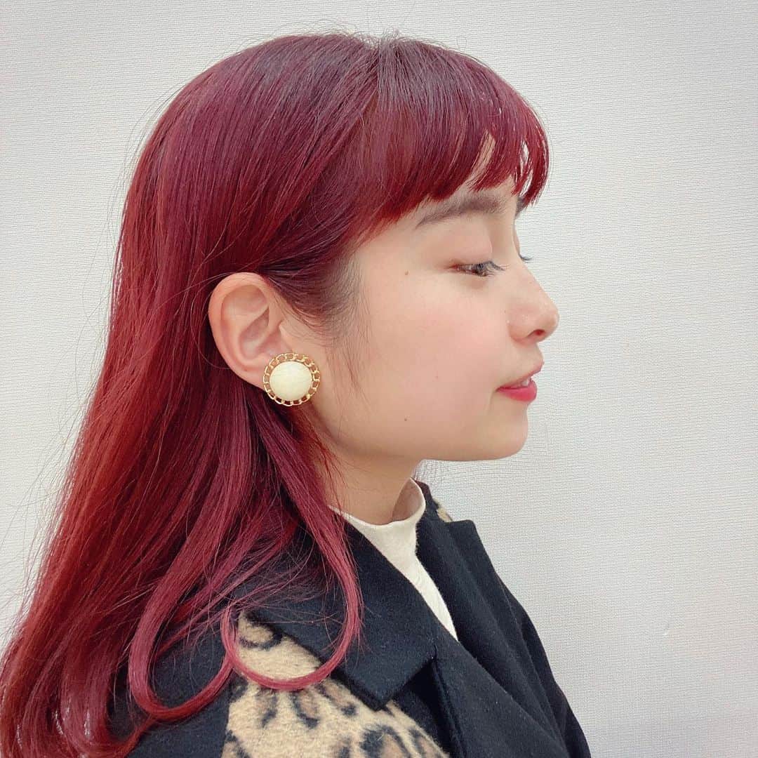 トミタ栞さんのインスタグラム写真 - (トミタ栞Instagram)「最近作ったイヤリング 。 髪が伸びてきたのと、 マスクに絡まるのが嫌で、 最近揺れないイヤリング  作りがち。  普通にありそうやけど 細かい色とかサイズ感とか 自分で作ると理想通り✨  #チェーンパーツ と #カボション #レジン　で接着 #貴和製作所 #赤髪　写真とフィルターによって赤みが全然変わって面白い。」12月3日 10時18分 - tomita_shiori