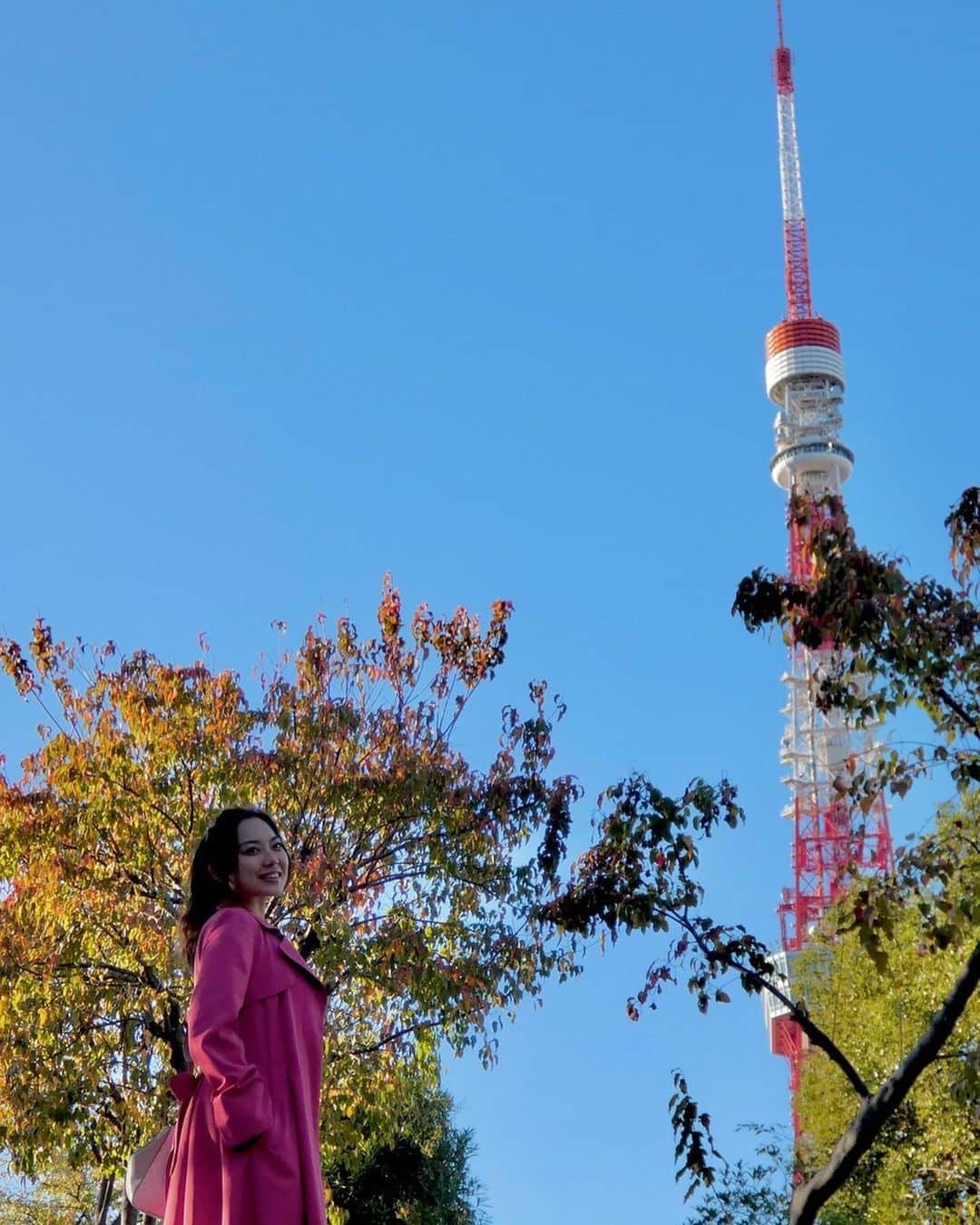 志村玲那さんのインスタグラム写真 - (志村玲那Instagram)「#何かしゃべってるとき  #紅葉がきれいだったなー #写真どんどんうまくなってゆくよ  #あやきかめら  #紅葉がきれい  #紅葉狩り　#Autumnleaves #東京タワー　#tokyo #秋　#autumn  #トレンチコート　#ピンクコート #ミニスカ　#ショートブーツ #カメラ女子　#camera #Photo #一眼レフ　#デジカメ」12月3日 10時10分 - rena_shimura