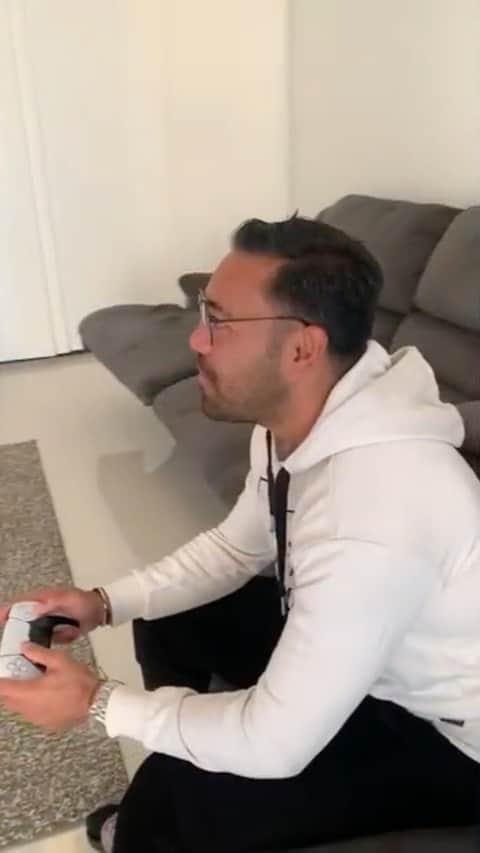 マルコ・ファビアンのインスタグラム：「¡Uffff! ¡Que experiencia! Finalmente pude experimentar la sensación de la jugabilidad de mi #PlayStation5.   Ya probé el juego de #Spiderman en mi PS5. Los gráficos, el sonido, el micrófono del control, la velocidad, y el desempeño... impresionante. Y la sensación de los gatillos del control, ¡increíble como vibra del lado donde ocurre la acción durante el juego! ¡Realmente extraordinario! 🎮 📺   #PlayHasNoLimits @playstation_mx 😎🏆」