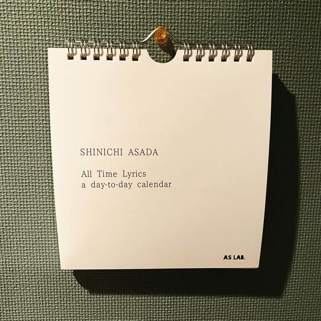 浅田信一のインスタグラム：「「All Time Lyrics カレンダー」  注文ありがとう😘  サンプルが届いたので早速壁に掛けてみたよ📌  完成お楽しみに！🤗  予約はオフィシャルサイト内Web Storeから  www.asashin.net」