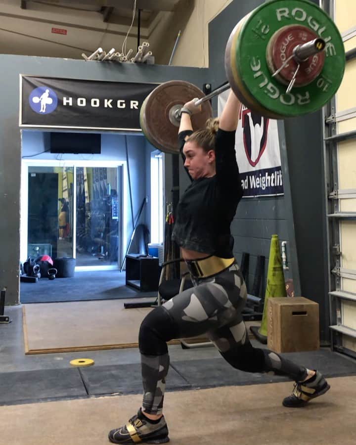 マッティ・ロジャーズのインスタグラム：「I ordered a super cute new training outfit because I’ve had such low motivation to train, maybe a new outfit would make me actually want to go to the gym?? You know “look good, lift good” and what not. This is not that outfit, that outfit got lost in the mail. So we’re more on the look kinda decent, lift kinda decent train here. VERY 2020 ending to 2020, but let’s figure out this online meet fiasco I guess & then I’m beyond ready for my first week off of the year 🎉  @2poodperformance @roguefitness」