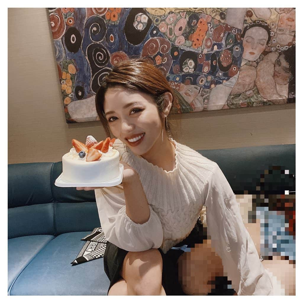 ARIKAのインスタグラム：「誕生日？🎂 . 人の誕生日ケーキもって 写真撮ってる。笑  なにしてるの？わたし笑  ちなみにこのケーキは 蝶々のだいき君 @daikii1104  の誕生日ケーキです🤣🍰  名前書いてるチョコレートも あたちが頂きました🍫 . #誕生日 #お祝い #横取り #酔っ払い #よくわからない #ケーキ #誕生日ケーキ #bar #シャンパン #champagne #おひとり様 #workout #makeup #hair #me #girl #swag #l4l #love #selfie #bestoftheday #followme #dog #lovedogs #お洒落さんと繋がりたい」