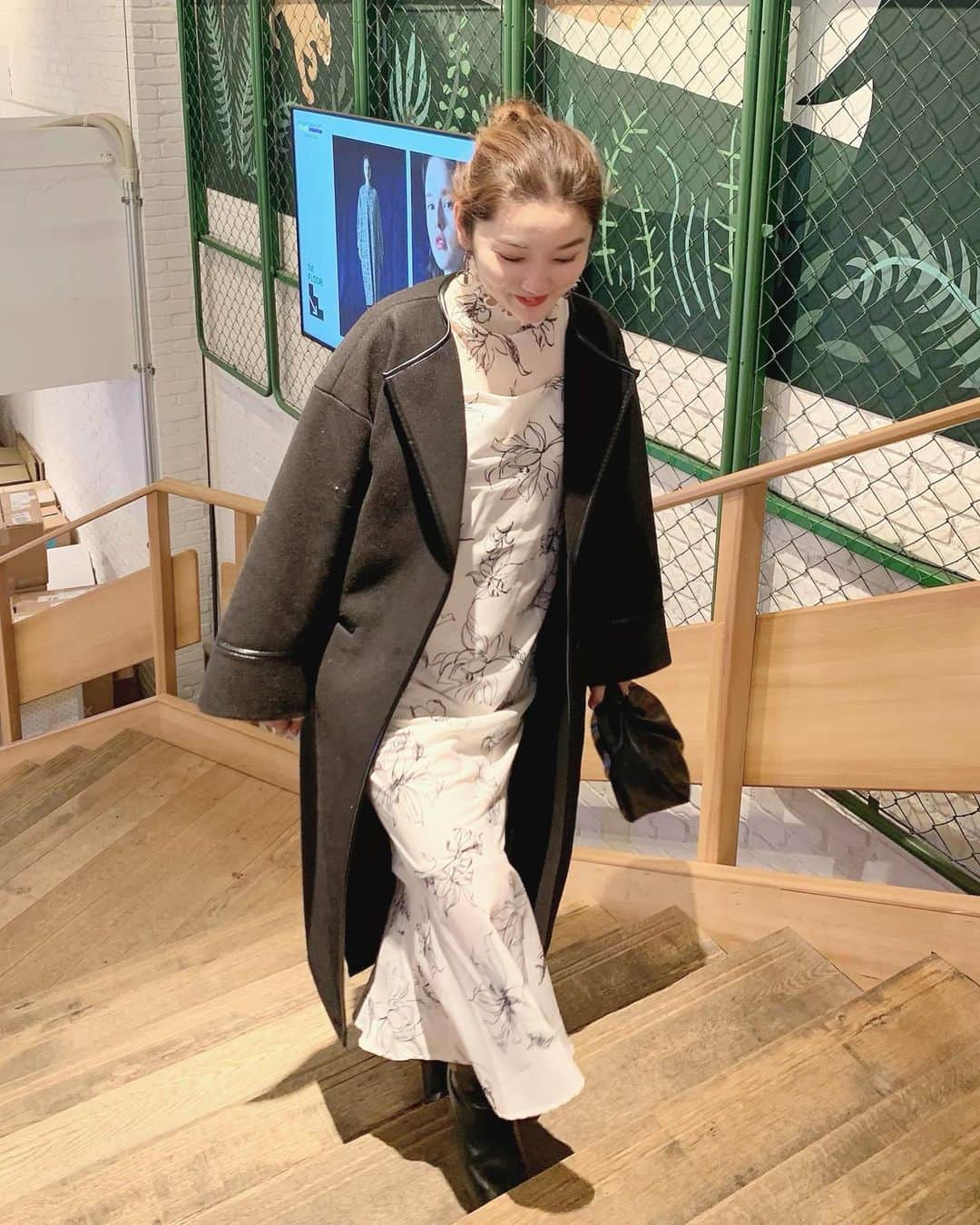 mina hinokuchiのインスタグラム：「. 今日入荷のラインフラワーキャミワンピと 同じ柄のシアートップスでセットで着たら めちゃ可愛かった♡♡ . パイピングコートは 新色のブラックが大人っぽくて気分！ 入荷したらこの色をリアルバイしようと思ってます♪ 楽しみ😳✨ . #whoswhochico #salonbychico #フーズフーチコ　#キャミワンピース　#パイピングコート #ロングコート　 #バックはcommingsoon✨」