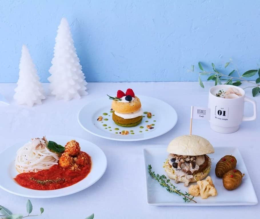 BOTANIST GLOBALさんのインスタグラム写真 - (BOTANIST GLOBALInstagram)「【WINTER MENU❄️】 At Botanist cafe on the 2nd floor, a menu inspired by the Winter coffret's theme of "Himmeli," a motif of light and happiness, is now available for a limited time ✨ Winter vegan food inspired by the Scandinavian Christmas that will fill your belly and heart with happiness.  ＜❄️WINTER MENU🍽️＞ ⠀⠀⠀⠀⠀⠀ 🍝Image 2 Pasta with white mushrooms and meatballs ✔︎ Vegan pasta inspired by meatballs, an essential part of Scandinavian Christmas ✔︎ Served with umami-packed sauce ✔︎ 1,250 yen (tax included) ⠀⠀⠀⠀ 🍔 Image 3 Burger with Shiitake Mushroom Patties and Shimeji Mushroom Sauce ✔︎ Vegan burger with fragrant shimeji mushroom sauce and shiitake mushroom patties The key is the elegant flavored shiitake burger pate ✔︎ 1,500 yen (tax included) ⠀⠀⠀⠀ The fourth ☕️ image Thick Soy Potage with 5 types of mushrooms ✔︎ A rich potage with a good balance of five types of mushrooms: shiitake, eringi, shimeji, maitake and mushrooms. ✔︎ Enjoy the flavor and aroma of mushrooms 510 yen (tax included) * Offered until Friday, 2021/1/8  Fifth 🍩 image Personalize your holiday cake with a choice of vegan donuts ✔︎ A Christmas cake that can be made by combining two of your favorite vegan donuts ✔︎ Gentle soybean cream is a perfect match for the chunky rice flour doughnut ✔︎ ¥600 (tax included)  ♀️The sixth picture “Go To Xmas”, a Christmas set that can be ordered by Uber Eats ✔︎ Food set to enjoy a botanical Christmas at home ✔︎ Recommended for family gatherings or to bring to a party with friends To Go: 2,200 yen (tax included)  Uber Eats: 2,600 yen (tax included)  Available: 10/31 (Sat) - 12/25 (Fri)  *If you have any concerns about your health on the day of your visit, please take a moment to review your condition and enjoy our services in the best possible condition.  Stay Simple. Live Simple. #BOTANIST ⠀  🛀@botanist_official 🗼@botanist_tokyo 🇨🇳@botanist_chinese」12月3日 10時23分 - botanist_global