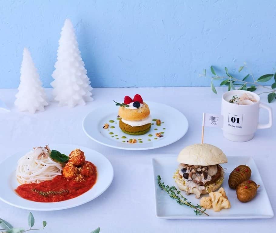 BOTANIST GLOBALのインスタグラム：「【WINTER MENU❄️】 At Botanist cafe on the 2nd floor, a menu inspired by the Winter coffret's theme of "Himmeli," a motif of light and happiness, is now available for a limited time ✨ Winter vegan food inspired by the Scandinavian Christmas that will fill your belly and heart with happiness.  ＜❄️WINTER MENU🍽️＞ ⠀⠀⠀⠀⠀⠀ 🍝Image 2 Pasta with white mushrooms and meatballs ✔︎ Vegan pasta inspired by meatballs, an essential part of Scandinavian Christmas ✔︎ Served with umami-packed sauce ✔︎ 1,250 yen (tax included) ⠀⠀⠀⠀ 🍔 Image 3 Burger with Shiitake Mushroom Patties and Shimeji Mushroom Sauce ✔︎ Vegan burger with fragrant shimeji mushroom sauce and shiitake mushroom patties The key is the elegant flavored shiitake burger pate ✔︎ 1,500 yen (tax included) ⠀⠀⠀⠀ The fourth ☕️ image Thick Soy Potage with 5 types of mushrooms ✔︎ A rich potage with a good balance of five types of mushrooms: shiitake, eringi, shimeji, maitake and mushrooms. ✔︎ Enjoy the flavor and aroma of mushrooms 510 yen (tax included) * Offered until Friday, 2021/1/8  Fifth 🍩 image Personalize your holiday cake with a choice of vegan donuts ✔︎ A Christmas cake that can be made by combining two of your favorite vegan donuts ✔︎ Gentle soybean cream is a perfect match for the chunky rice flour doughnut ✔︎ ¥600 (tax included)  ♀️The sixth picture “Go To Xmas”, a Christmas set that can be ordered by Uber Eats ✔︎ Food set to enjoy a botanical Christmas at home ✔︎ Recommended for family gatherings or to bring to a party with friends To Go: 2,200 yen (tax included)  Uber Eats: 2,600 yen (tax included)  Available: 10/31 (Sat) - 12/25 (Fri)  *If you have any concerns about your health on the day of your visit, please take a moment to review your condition and enjoy our services in the best possible condition.  Stay Simple. Live Simple. #BOTANIST ⠀  🛀@botanist_official 🗼@botanist_tokyo 🇨🇳@botanist_chinese」