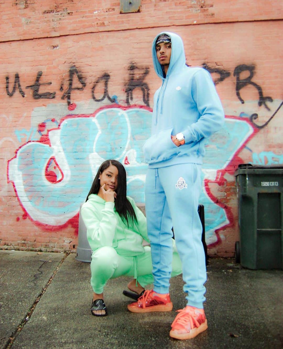 コーデル・ブローダスのインスタグラム：「@cbroadus + @mariahemon 4 🛩@jetlifeapparel cozy vibes for the cold  head over to the jetlifeapparel.com and put your order in 💙  #jetlifeapparel Photos @goldby7 CC @mousa504 @rome_zuko」