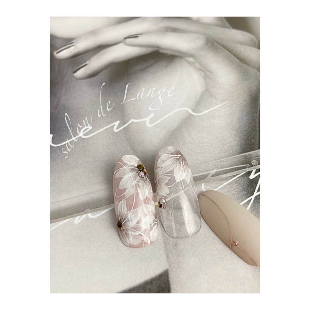salon de Langeのインスタグラム：「✨﻿ お花のデザインって﻿ 可愛いイメージが﻿ ありますが…﻿ ﻿ 実は私﻿ 可愛いテイストは苦手で。。﻿ ﻿ 大人っぽく..とか﻿ シックな...とか﻿ そんなテイストが好みです♡﻿ ﻿ ﻿ お花のベースに使うカラーや﻿ 合わせる他の色味﻿ 細いラインを重ねる事によって﻿ ﻿ どんな風にでも﻿ テイストチェンジできちゃいます♪﻿ ﻿ ﻿ ﻿ ...................... ...................... ......................﻿ ﻿ 💫オンラインサロン﻿ 　　随時募集中です♪﻿ ﻿ ↓↓↓﻿ 『知って得する❗️﻿ mi-mi のサロンワーク盛情報！！』﻿ 　﻿ ﻿ タイトルの通り﻿ 15年間のサロンワーク経験から培った﻿ ﻿ 「サロンワークのさまざまなノウハウ」や﻿ 「ちっちゃな疑問を解決する情報」﻿ 「サロンで使える小ネタ」﻿ 「簡単にできるサブアート」﻿ ﻿ など、知ってお得な情報を﻿ どんどん発信していきます！！！﻿ ﻿ ﻿ 例えば…﻿ ﻿ ✔︎写真ってどうやって撮ってるの？﻿ ✔︎デザインはどう起こしている　﻿ ✔︎カラーの選び方にルールはあるの？﻿ ✔︎ファイルや機材はどうやって消毒しているの？﻿ ✔︎サロン内の衛生管理は？﻿ ✔︎時短で出来るアートが習いたい！！﻿ ✔︎ニュアンスアートのポイントは？﻿ ✔︎マットトップ が失敗しないコツは？﻿ ✔︎新規のお客様に気を付けてることは？﻿ ✔︎理想のサロンはどう作ればいいの？﻿ ✔︎お客様にどう向き合ってるの？？﻿ ﻿ などなど…﻿ ﻿ ネイルの技術以外にも﻿ 「サロンの裏側」や「スタッフ育成」﻿ 「大切なマインド」の部分も含めて﻿ ﻿ ネイリストとして必要な事や﻿ 興味の湧く事なら何でも﻿ 発信していこうと思っています(^ ^)♪﻿ ﻿ お申し込みは﻿ @onnail.2020﻿ から☻﻿ _______________________﻿ ﻿ 📩ご質問があれば直接DM下さいね♡﻿ ﻿ ﻿ #onnail﻿ #オンラインサロン﻿ #オンラインセミナー﻿ #ネイルレッスン﻿ #ネイルスクール﻿ #セルフネイル﻿ #サロンワーク﻿ #児山未奈﻿ #みーみ﻿ #サロンドランジェ﻿ #名古屋ネイルスクール ﻿ #名古屋ネイルサロン﻿ ﻿ ﻿ ﻿ ﻿」