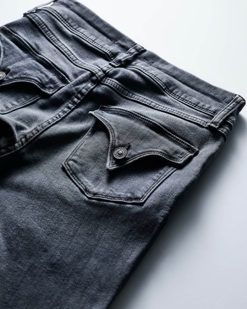 ハドソンのインスタグラム：「Showing off some of our best assets, the signature back flap.」