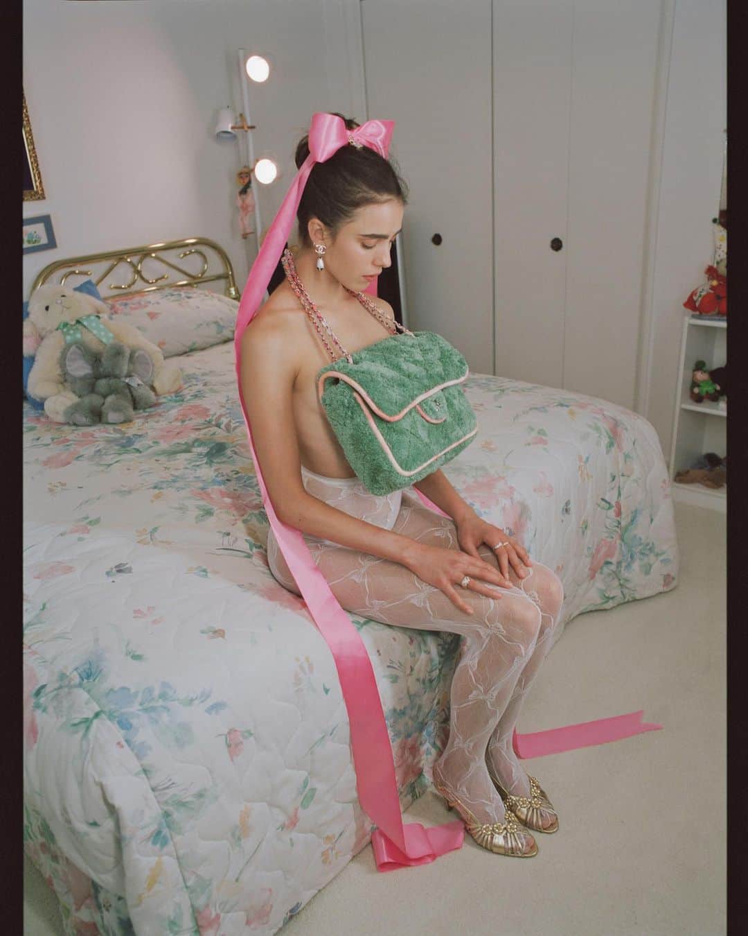 ニーナ・ガルシアのインスタグラム：「If you are not obsessed with @margaretqualley yet, you will soon. The young actress is set to star in Netflix’s adaptation of Stephanie Land’s memoir Maid, and a few other exciting projects pegged for next year. She’s Chanel’s newest ambassador and speaks to Elle for our December issue about her new projects and just what it was like working with Quentin Tarantino for Once Upon a Time in Hollywood. Click the link in bio to read more about this rising star. Photographer - Petra Collins  Stylist - Kyle Luu Hair - Mara Roszak Makeup - Kara Yoshimoto Bua」