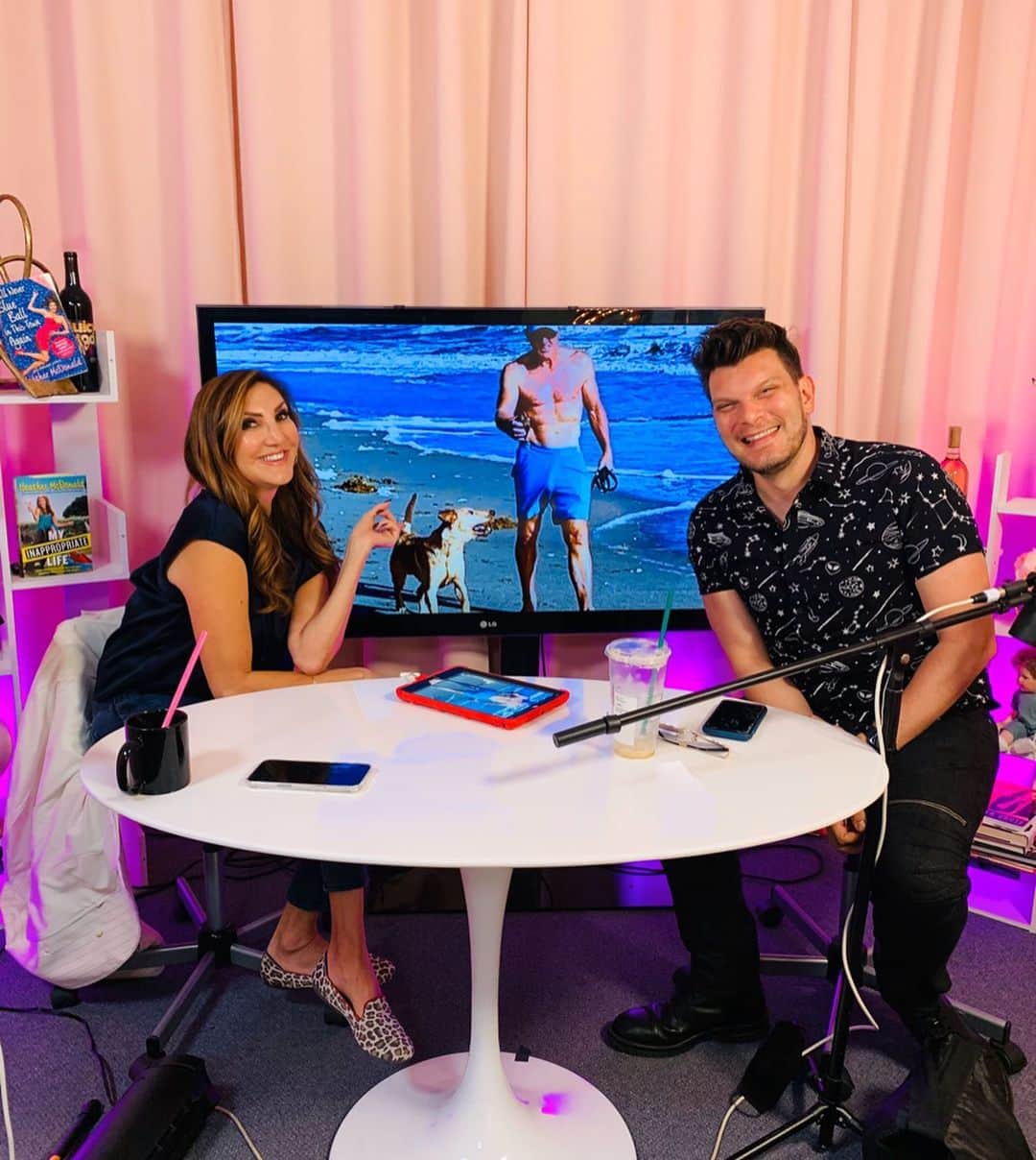 ヘザー・マクドナルドのインスタグラム：「Get ready for tomorrow’s episode with comedian and friend of Juicy Scoop, @justinmartindale !  We discuss so many hot topics. My uncanny comparison to @curiousgeorgeandfriends trainer. Selena Gomez received a kidney from her "best friend.” However that donor is no longer her best friend and they appear to not be friends at all. We investigate.  Lori Loughlin's prison cell looks ironically like a college dorm room in Nantucket.  Mean Girl's heartthrob Jonathan Bennett had the most extra engagement to his boyfriend.  Amelia Gray Hamlin is thankful for Scott Disick.  Kelly Clarkson's husband is asking for $436K a month.  Britney Spears, Tara Reid, and a big dick golfer.  Can you believe all of those topics!? Which are you most excited to hear us discuss?」