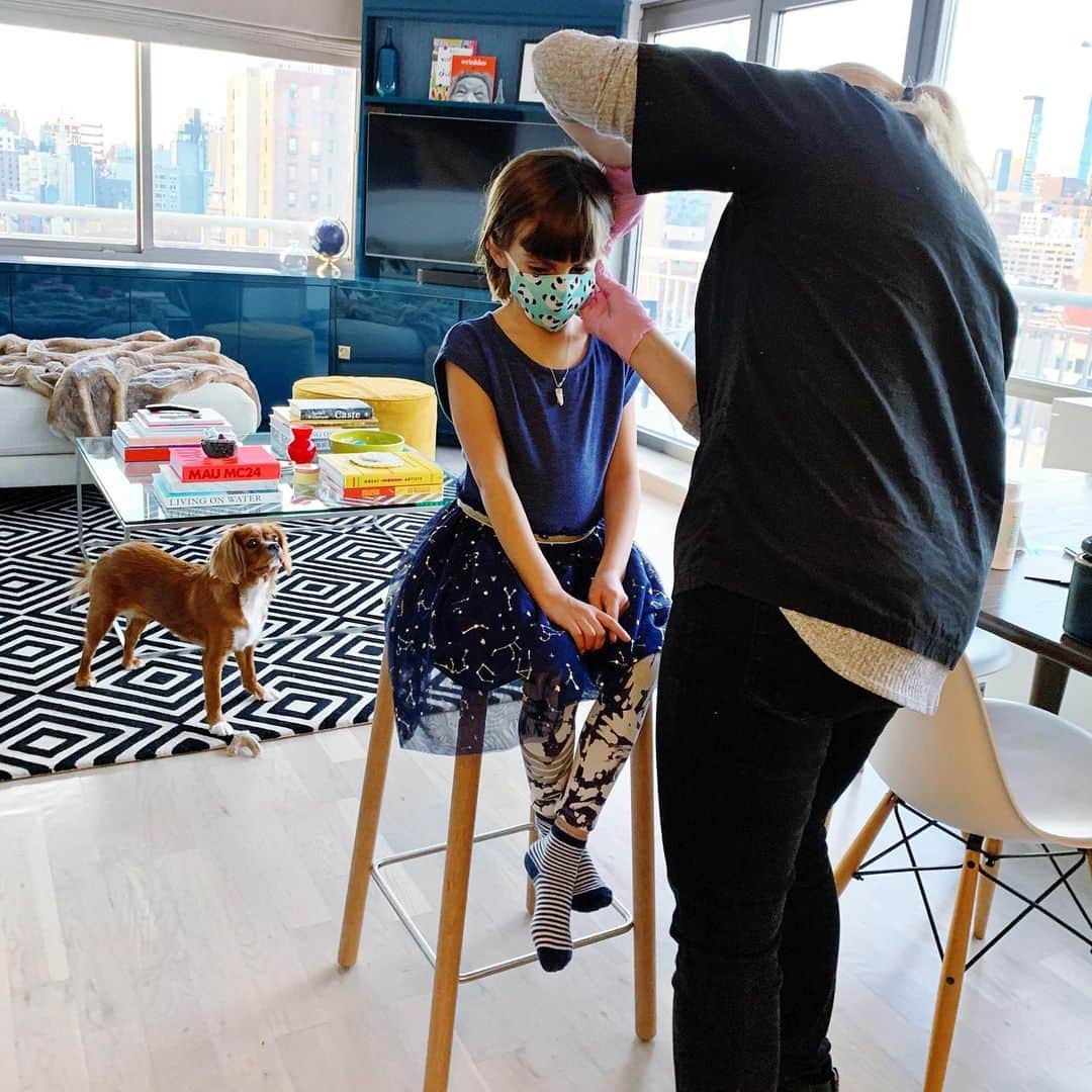 Ilana Wilesさんのインスタグラム写真 - (Ilana WilesInstagram)「For Harlow’s 8th birthday, I surprised her with a subscription to @heyrowangirl and let her do something she’s been asking to do for the past two years— get her ears pierced! I said “no” to Mazzy at the same age, but I think one thing 2020 has taught me is that our kids deserve small milestones to celebrate. I am also all for helping my kids express themselves in ways that make them feel confident and in control of their own bodies. I don’t know if I would have said that pre-pandemic! @heyrowangirl sends a new pair of earrings every month and they will send a registered nurse to your home to do the deed with starter earrings and everything you need for after care. No trips to the mall necessary. Harlow was super brave, sat very still while Mazzy held her hand and said it didn’t hurt nearly as much as she expected. And then to make the moment even sweeter, I got my ears pierced too! I re-pierced my second and third hole, which had both closed up over time. They were always too low down on my ear, so it’s super exciting to finally have the piercings in the right place. Now Harlow and I have a whole ear care routine we do together every night and can’t wait to get matching mother daughter earrings. What a gift. Go to the link in my bio to book your own piercing appointment. And you can MOMMYSHORTS15 for 15% off your first subscription box! #HeyRowanPartner」12月3日 10時42分 - mommyshorts