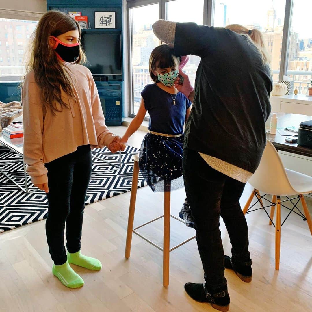 Ilana Wilesさんのインスタグラム写真 - (Ilana WilesInstagram)「For Harlow’s 8th birthday, I surprised her with a subscription to @heyrowangirl and let her do something she’s been asking to do for the past two years— get her ears pierced! I said “no” to Mazzy at the same age, but I think one thing 2020 has taught me is that our kids deserve small milestones to celebrate. I am also all for helping my kids express themselves in ways that make them feel confident and in control of their own bodies. I don’t know if I would have said that pre-pandemic! @heyrowangirl sends a new pair of earrings every month and they will send a registered nurse to your home to do the deed with starter earrings and everything you need for after care. No trips to the mall necessary. Harlow was super brave, sat very still while Mazzy held her hand and said it didn’t hurt nearly as much as she expected. And then to make the moment even sweeter, I got my ears pierced too! I re-pierced my second and third hole, which had both closed up over time. They were always too low down on my ear, so it’s super exciting to finally have the piercings in the right place. Now Harlow and I have a whole ear care routine we do together every night and can’t wait to get matching mother daughter earrings. What a gift. Go to the link in my bio to book your own piercing appointment. And you can MOMMYSHORTS15 for 15% off your first subscription box! #HeyRowanPartner」12月3日 10時42分 - mommyshorts