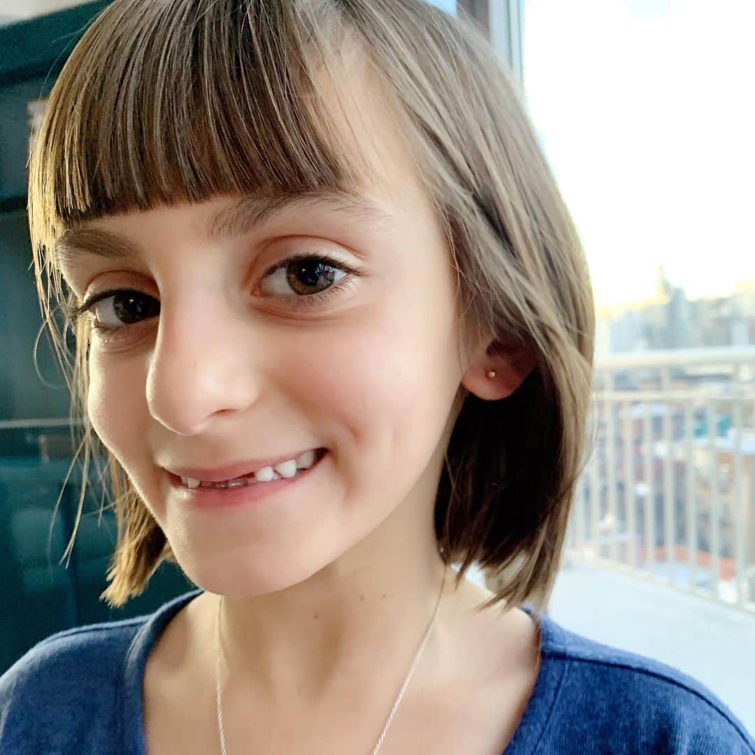 Ilana Wilesさんのインスタグラム写真 - (Ilana WilesInstagram)「For Harlow’s 8th birthday, I surprised her with a subscription to @heyrowangirl and let her do something she’s been asking to do for the past two years— get her ears pierced! I said “no” to Mazzy at the same age, but I think one thing 2020 has taught me is that our kids deserve small milestones to celebrate. I am also all for helping my kids express themselves in ways that make them feel confident and in control of their own bodies. I don’t know if I would have said that pre-pandemic! @heyrowangirl sends a new pair of earrings every month and they will send a registered nurse to your home to do the deed with starter earrings and everything you need for after care. No trips to the mall necessary. Harlow was super brave, sat very still while Mazzy held her hand and said it didn’t hurt nearly as much as she expected. And then to make the moment even sweeter, I got my ears pierced too! I re-pierced my second and third hole, which had both closed up over time. They were always too low down on my ear, so it’s super exciting to finally have the piercings in the right place. Now Harlow and I have a whole ear care routine we do together every night and can’t wait to get matching mother daughter earrings. What a gift. Go to the link in my bio to book your own piercing appointment. And you can MOMMYSHORTS15 for 15% off your first subscription box! #HeyRowanPartner」12月3日 10時42分 - mommyshorts