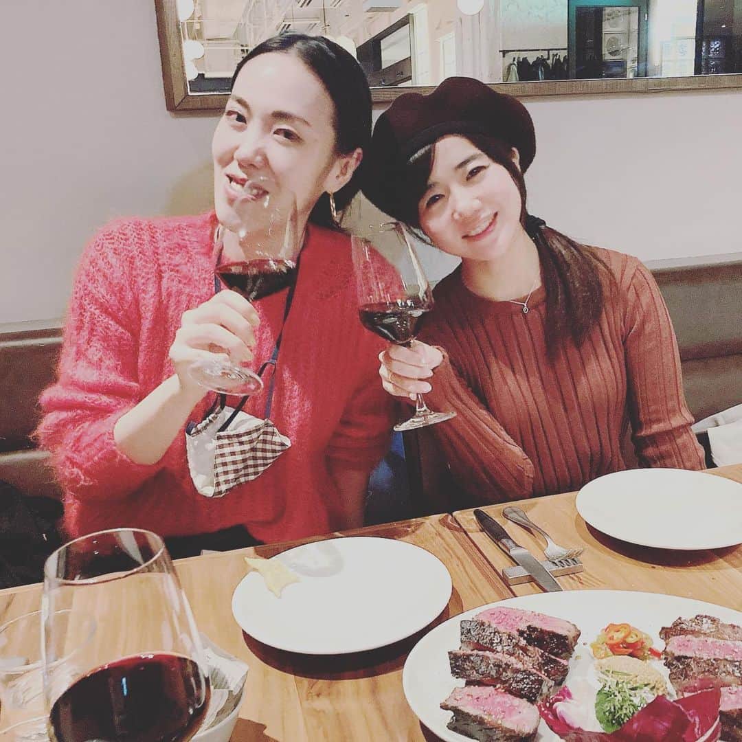 辻香織のインスタグラム：「小学校の同級生がシェフ👨‍🍳をしている 青山 The Burnへ同級生たちと行ってきました。あんな美味しいお肉、なかなか食べられることないよ。ワインもオーガニックで美味しかった！また行こう。 ＃辻香織 #同級生と #青山  #theburn」