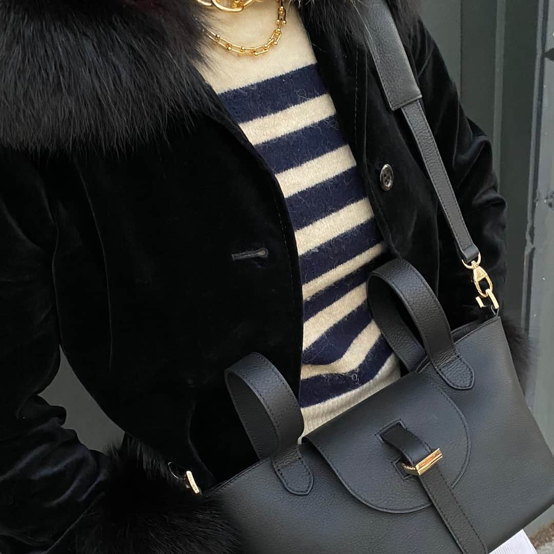 メリメロさんのインスタグラム写真 - (メリメロInstagram)「Stripes and black mini bag make us “feel good” it’s a french ladies style crush and we love it too!! ⠀⠀⠀⠀⠀⠀⠀⠀⠀ ⠀⠀⠀⠀⠀⠀⠀⠀⠀ Shop the mini Thela in black to get “GET THE LOOK” ⠀⠀⠀⠀⠀⠀⠀⠀⠀ 🖤💨」12月3日 10時50分 - melimelobags