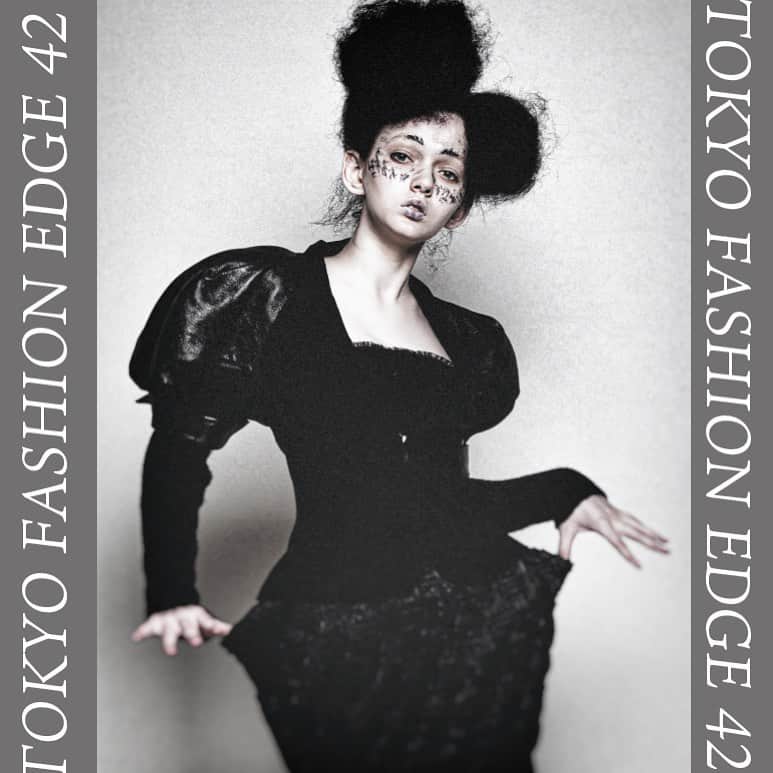 東京ファッションエッジ／プロフェッショナル東京のインスタグラム：「2020/11/30発売「TOKYO FASHION EDGE 42号」の中身を少しだけご紹介します😊  鈴木智也さん hair meets dress pleroma（福島県） 作品タイトル：Synchronicity @koala.suzuki.pleroma  Instagramでは紹介しきれませんが、素敵な作品がぎっしり詰まった「TOKYO FASHION EDGE 42号」ぜひとも誌面でもご覧ください♪ お買い求めは弊社（https://beauty-gr.co.jp/kodoku/）まで🔍  ---------------------------------------------------- #東京ファッションエッジ　#tokyofashionedge #profeshionaltokyo #クリエイティブヘア #creative #クリエイティブヘアスタイリスト #creativehairstylist #hair #ヘアスタイル #hairstyle #ヘアカラー #haircolor #メイク #make #makeup #ファッション #fashion #美容師 #ヘアスタイリスト #hairstylist #hairstylistjapan #美容学生 #modermsalon #colorsync #hairtransformation #hairinspo #hairofinstagram #美容学生と繋がりたい #fashionista  ----------------------------------------------------」
