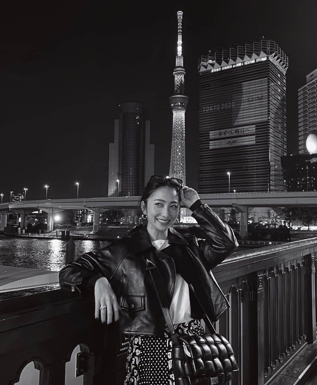 のインスタグラム：「． 1年ぶりの浅草🏮 夜の浅草も静かでよかったな〜🌉 ． 吾妻橋くると撮っちゃうやつね！ 頭から角生えてるみたいに撮られた 4枚目ちょっと悪意あるよね😈？笑 ． #浅草 #吾妻橋 #浅草寺 #雷門 #仲見世通り #スカイツリー #押上 #食後の運動」