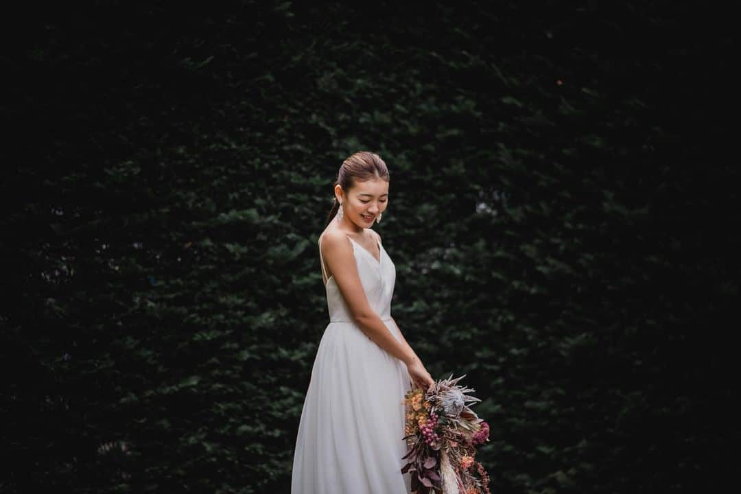 近藤沙良さんのインスタグラム写真 - (近藤沙良Instagram)「. . #weddingphoto 🌿🤍 ここの緑のとコンクリートのが1番好きだ🤍 ゆる〜い感じの撮影がとても楽しかった🤍」12月3日 10時56分 - saaara57