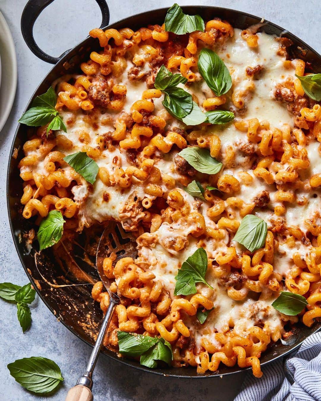Gaby Dalkinのインスタグラム：「VERY into this Italian Mac and Cheese bake with cheese, spicy Italian sausage and MORE CHEESE!! Dinner will be on your table in like 20 mins!! Recipe is in my profile AND Day 2 of the 12 days of WGC is in my stories! Entries go in this post! Hop to it! https://whatsgabycooking.com/italian-mac-and-cheese-bake/」