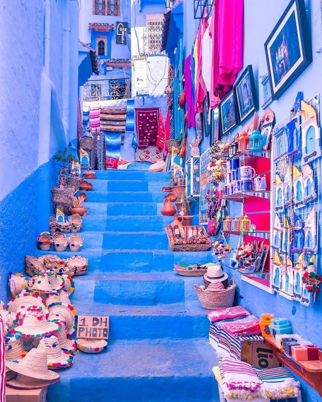 BEAUTIFUL DESTINATIONSさんのインスタグラム写真 - (BEAUTIFUL DESTINATIONSInstagram)「The most vibrant blues! Known for the striking, blue-washed buildings of its old town, Chefchaouen is an enchanting destination that's unlike anywhere else. 💙  Bookmark this for the top things to do! 📝 1. Walk the blue-washed medina quarters. 2. Take a guided tour to learn about its history. 3. Buy souvenirs in its many shops, like the Chez Abdul shop, Ensemble Artisinal, and from street vendors. 4. Hike in the Rif Mountains 5. Explore the Kasbah Museum 6. Pay a visit to the Grand Mosque. 7. Eat at Aladdin Restaurant. 8. Hang out at the Plaza Uta el-Hammam. 9. Stay in a riad in for an authentic Moroccan experience. 10. Capture all its picturesque corners through photographs.  Have you been to this charming city? ✨  📸 @delafuentecam 📍 Chefchaouen, Morocco」12月3日 11時04分 - beautifuldestinations