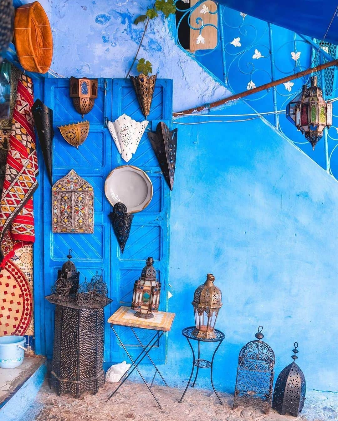 BEAUTIFUL DESTINATIONSさんのインスタグラム写真 - (BEAUTIFUL DESTINATIONSInstagram)「The most vibrant blues! Known for the striking, blue-washed buildings of its old town, Chefchaouen is an enchanting destination that's unlike anywhere else. 💙  Bookmark this for the top things to do! 📝 1. Walk the blue-washed medina quarters. 2. Take a guided tour to learn about its history. 3. Buy souvenirs in its many shops, like the Chez Abdul shop, Ensemble Artisinal, and from street vendors. 4. Hike in the Rif Mountains 5. Explore the Kasbah Museum 6. Pay a visit to the Grand Mosque. 7. Eat at Aladdin Restaurant. 8. Hang out at the Plaza Uta el-Hammam. 9. Stay in a riad in for an authentic Moroccan experience. 10. Capture all its picturesque corners through photographs.  Have you been to this charming city? ✨  📸 @delafuentecam 📍 Chefchaouen, Morocco」12月3日 11時04分 - beautifuldestinations