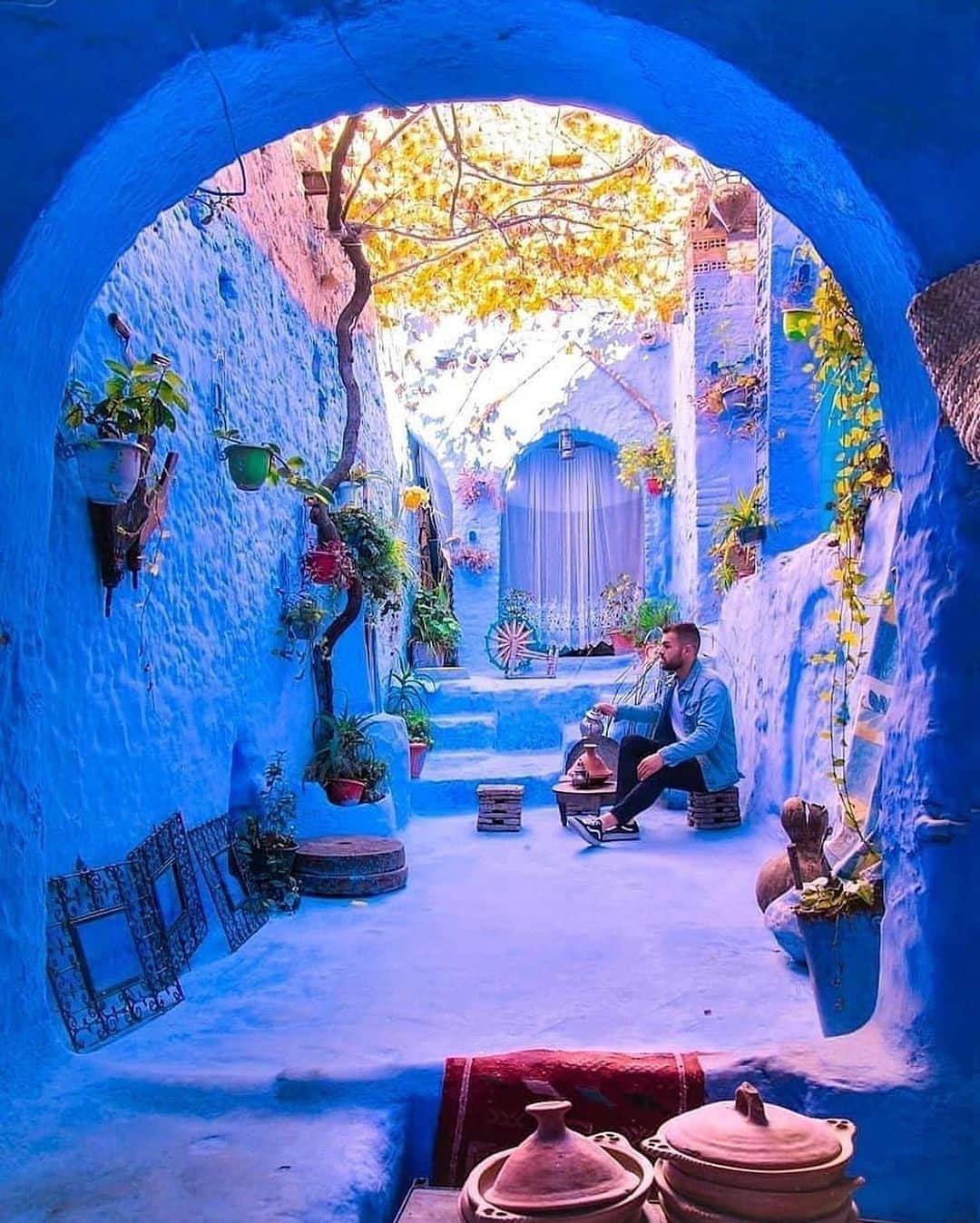 BEAUTIFUL DESTINATIONSさんのインスタグラム写真 - (BEAUTIFUL DESTINATIONSInstagram)「The most vibrant blues! Known for the striking, blue-washed buildings of its old town, Chefchaouen is an enchanting destination that's unlike anywhere else. 💙  Bookmark this for the top things to do! 📝 1. Walk the blue-washed medina quarters. 2. Take a guided tour to learn about its history. 3. Buy souvenirs in its many shops, like the Chez Abdul shop, Ensemble Artisinal, and from street vendors. 4. Hike in the Rif Mountains 5. Explore the Kasbah Museum 6. Pay a visit to the Grand Mosque. 7. Eat at Aladdin Restaurant. 8. Hang out at the Plaza Uta el-Hammam. 9. Stay in a riad in for an authentic Moroccan experience. 10. Capture all its picturesque corners through photographs.  Have you been to this charming city? ✨  📸 @delafuentecam 📍 Chefchaouen, Morocco」12月3日 11時04分 - beautifuldestinations