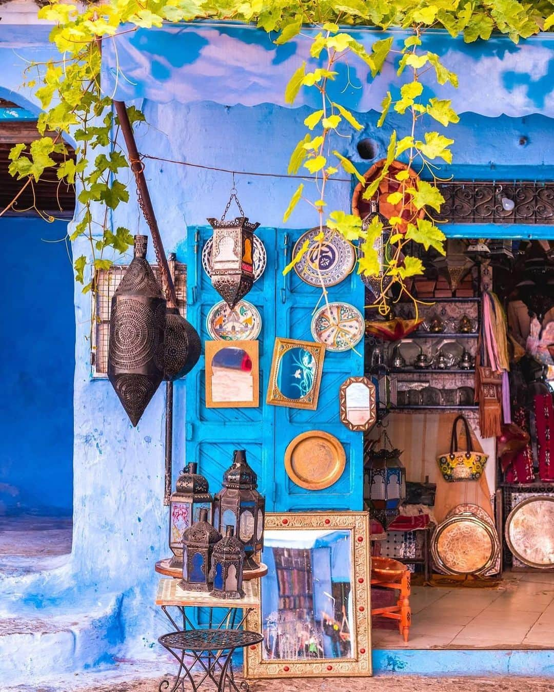 BEAUTIFUL DESTINATIONSさんのインスタグラム写真 - (BEAUTIFUL DESTINATIONSInstagram)「The most vibrant blues! Known for the striking, blue-washed buildings of its old town, Chefchaouen is an enchanting destination that's unlike anywhere else. 💙  Bookmark this for the top things to do! 📝 1. Walk the blue-washed medina quarters. 2. Take a guided tour to learn about its history. 3. Buy souvenirs in its many shops, like the Chez Abdul shop, Ensemble Artisinal, and from street vendors. 4. Hike in the Rif Mountains 5. Explore the Kasbah Museum 6. Pay a visit to the Grand Mosque. 7. Eat at Aladdin Restaurant. 8. Hang out at the Plaza Uta el-Hammam. 9. Stay in a riad in for an authentic Moroccan experience. 10. Capture all its picturesque corners through photographs.  Have you been to this charming city? ✨  📸 @delafuentecam 📍 Chefchaouen, Morocco」12月3日 11時04分 - beautifuldestinations