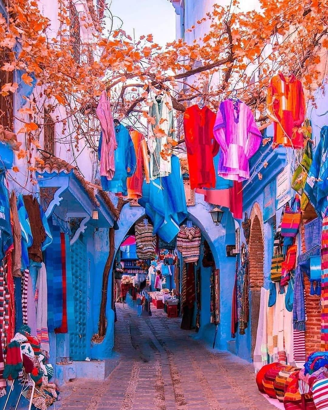 BEAUTIFUL DESTINATIONSさんのインスタグラム写真 - (BEAUTIFUL DESTINATIONSInstagram)「The most vibrant blues! Known for the striking, blue-washed buildings of its old town, Chefchaouen is an enchanting destination that's unlike anywhere else. 💙  Bookmark this for the top things to do! 📝 1. Walk the blue-washed medina quarters. 2. Take a guided tour to learn about its history. 3. Buy souvenirs in its many shops, like the Chez Abdul shop, Ensemble Artisinal, and from street vendors. 4. Hike in the Rif Mountains 5. Explore the Kasbah Museum 6. Pay a visit to the Grand Mosque. 7. Eat at Aladdin Restaurant. 8. Hang out at the Plaza Uta el-Hammam. 9. Stay in a riad in for an authentic Moroccan experience. 10. Capture all its picturesque corners through photographs.  Have you been to this charming city? ✨  📸 @delafuentecam 📍 Chefchaouen, Morocco」12月3日 11時04分 - beautifuldestinations