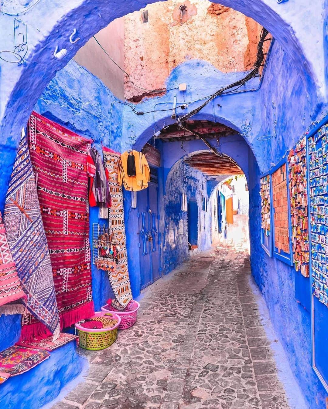 BEAUTIFUL DESTINATIONSさんのインスタグラム写真 - (BEAUTIFUL DESTINATIONSInstagram)「The most vibrant blues! Known for the striking, blue-washed buildings of its old town, Chefchaouen is an enchanting destination that's unlike anywhere else. 💙  Bookmark this for the top things to do! 📝 1. Walk the blue-washed medina quarters. 2. Take a guided tour to learn about its history. 3. Buy souvenirs in its many shops, like the Chez Abdul shop, Ensemble Artisinal, and from street vendors. 4. Hike in the Rif Mountains 5. Explore the Kasbah Museum 6. Pay a visit to the Grand Mosque. 7. Eat at Aladdin Restaurant. 8. Hang out at the Plaza Uta el-Hammam. 9. Stay in a riad in for an authentic Moroccan experience. 10. Capture all its picturesque corners through photographs.  Have you been to this charming city? ✨  📸 @delafuentecam 📍 Chefchaouen, Morocco」12月3日 11時04分 - beautifuldestinations