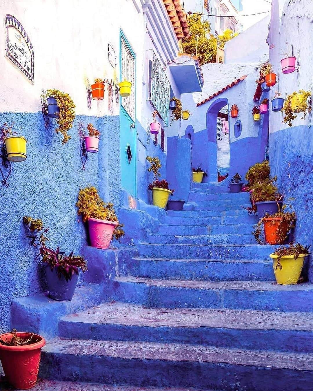 BEAUTIFUL DESTINATIONSさんのインスタグラム写真 - (BEAUTIFUL DESTINATIONSInstagram)「The most vibrant blues! Known for the striking, blue-washed buildings of its old town, Chefchaouen is an enchanting destination that's unlike anywhere else. 💙  Bookmark this for the top things to do! 📝 1. Walk the blue-washed medina quarters. 2. Take a guided tour to learn about its history. 3. Buy souvenirs in its many shops, like the Chez Abdul shop, Ensemble Artisinal, and from street vendors. 4. Hike in the Rif Mountains 5. Explore the Kasbah Museum 6. Pay a visit to the Grand Mosque. 7. Eat at Aladdin Restaurant. 8. Hang out at the Plaza Uta el-Hammam. 9. Stay in a riad in for an authentic Moroccan experience. 10. Capture all its picturesque corners through photographs.  Have you been to this charming city? ✨  📸 @delafuentecam 📍 Chefchaouen, Morocco」12月3日 11時04分 - beautifuldestinations