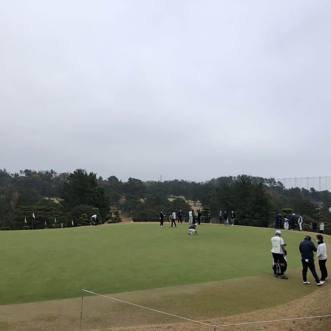  JGTO 男子プロゴルフツアーさんのインスタグラム写真 - ( JGTO 男子プロゴルフツアーInstagram)「2020年の最終戦、『ゴルフ日本シリーズJTカップ』が今日から開幕しました！⛳️ 今日の天候は曇りですが、風もなく昨日より暖かく感じます☁️ この難コースを制して今年優勝するのは誰か！？🤔 今日から楽しみです！😆 #jgto #golftournaments #男子ゴルフ#ゴルフ日本シリーズjtカップ #東京よみうりカントリークラブ #星野陸也 #木下稜介」12月3日 11時05分 - japangolftour