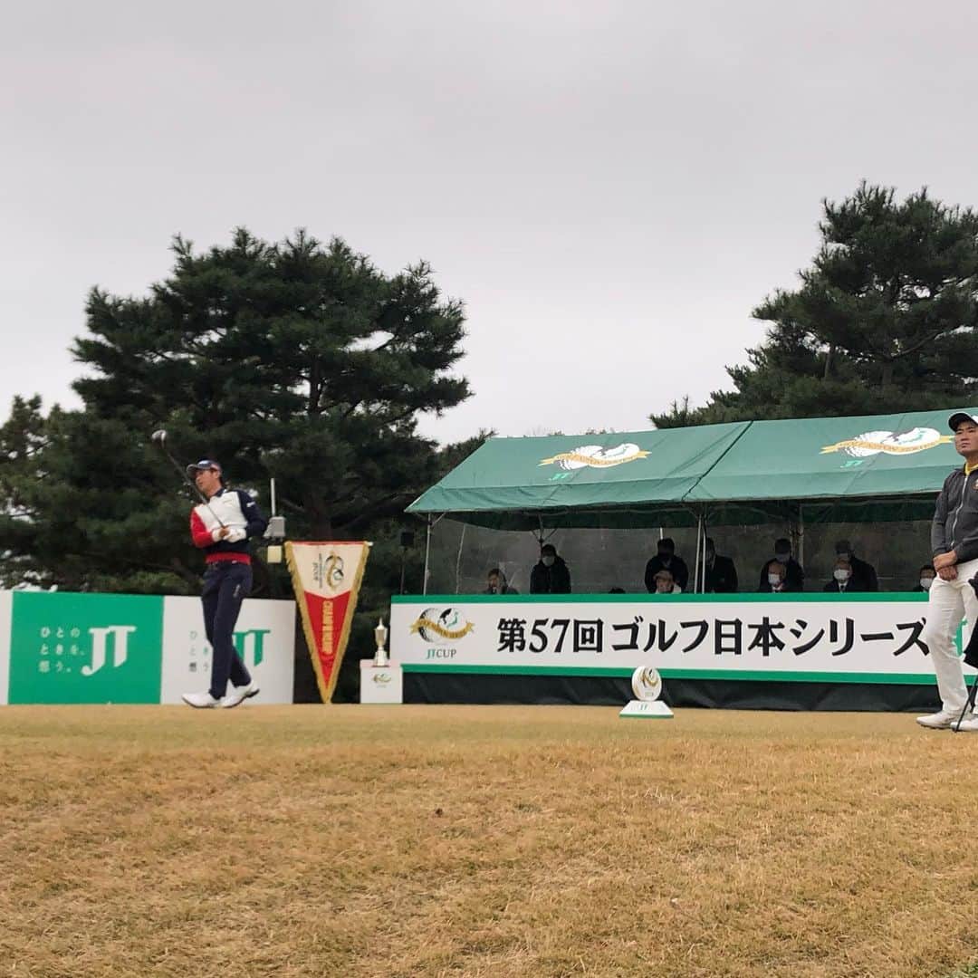 のインスタグラム：「2020年の最終戦、『ゴルフ日本シリーズJTカップ』が今日から開幕しました！⛳️ 今日の天候は曇りですが、風もなく昨日より暖かく感じます☁️ この難コースを制して今年優勝するのは誰か！？🤔 今日から楽しみです！😆 #jgto #golftournaments #男子ゴルフ#ゴルフ日本シリーズjtカップ #東京よみうりカントリークラブ #星野陸也 #木下稜介」