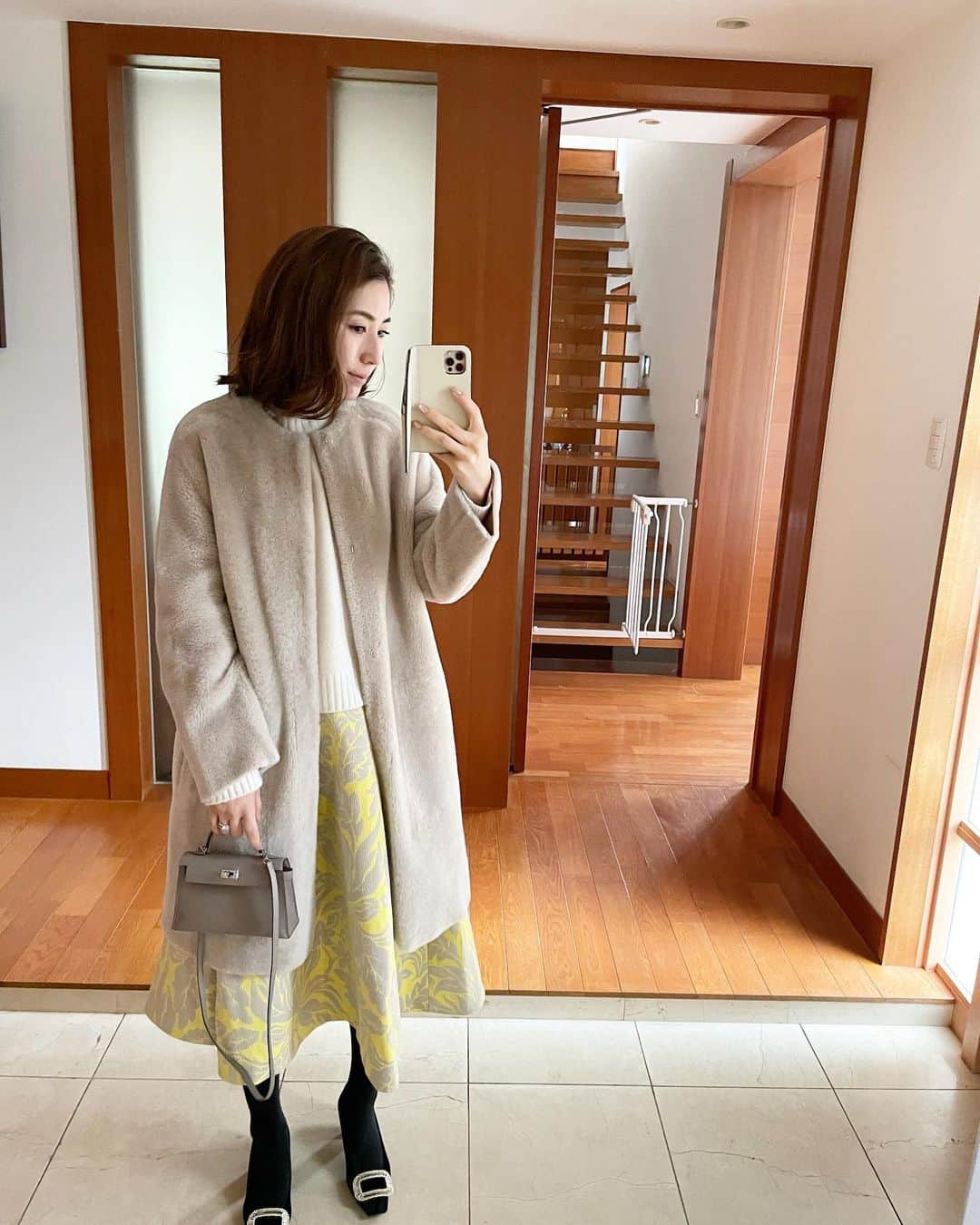 髙田麻紀子のインスタグラム：「❤︎ . 毎日寒いですね🥶🥶 最近は玄米カイロ2個使いで身支度してます💗 . コート&ニット&スカート#drawer バッグ#HERMES シューズ#rogervivier  . #instagram #instagood  #fashion #ootd #outfit #cordinate」