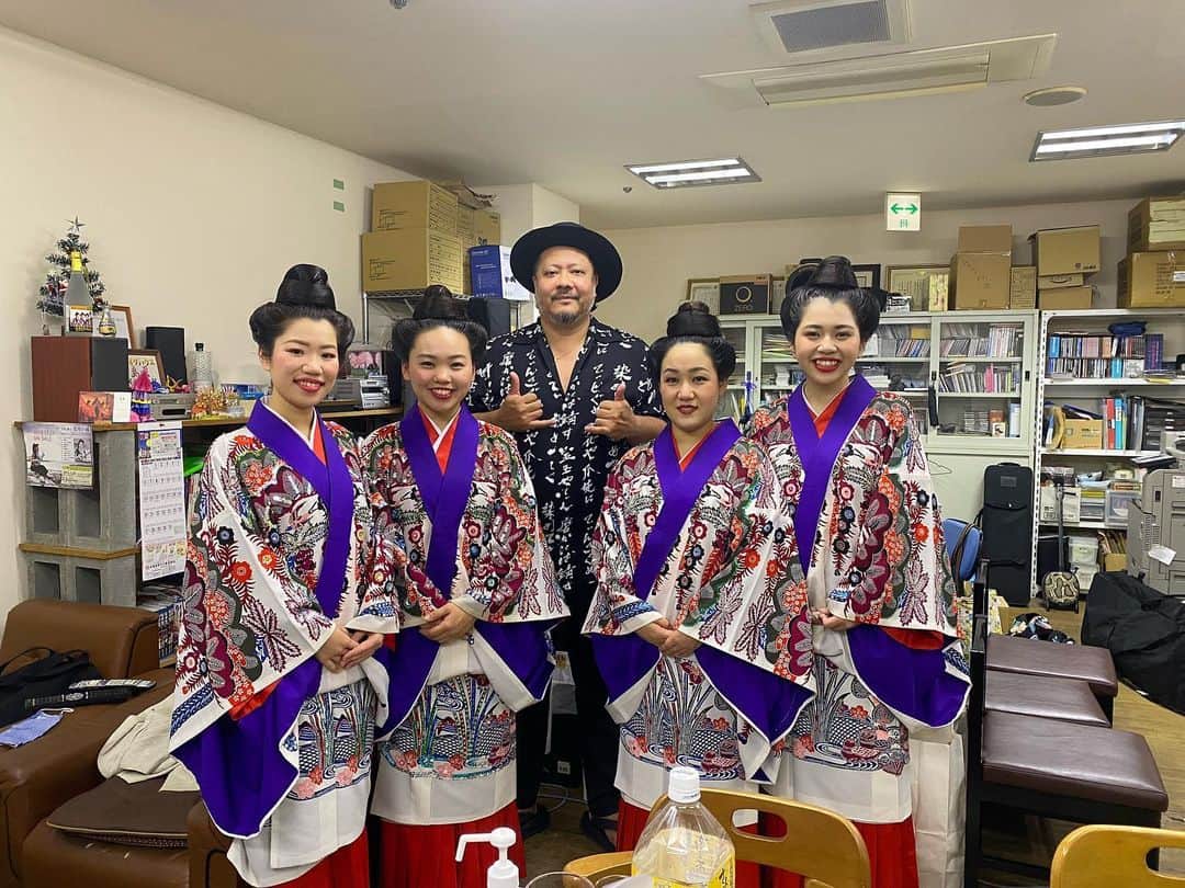上江洌清作のインスタグラム：「首里城復興チャリティーLIVE  知名さんの呼びかけで集まったミュージシャン  民謡、島唄の魅力  素晴らしいステージに感動  みんな素敵でした😘🤙🌴🔥  楽屋裏  誰かが歌い出した島唄に 誰かがすぐ合いの手を入れる風景に 羨ましくも思いました  ルーツって大事ですよね  民謡、島唄から新しい沖縄のポップスを切り拓いた知名さんの影響、功績ははかりしれず  夜な夜な集まっては色んな話を後輩たちに聞かせてくれる素敵な大先輩😘🤙🌴🔥  その呼びかけに、皆が応えた あたたかいLIVEでした◎」