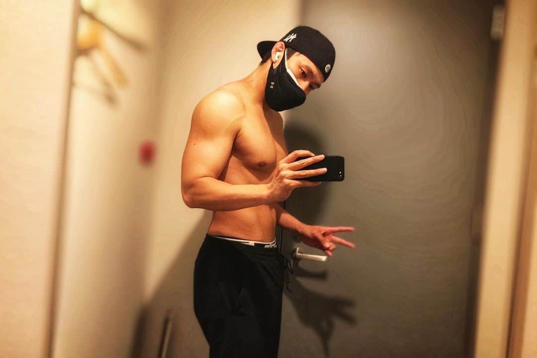 小柳心のインスタグラム：「高橋健介「僕は心さんほど筋肉いらないんですよ。僕の顔でそんなに筋肉あったらおかしいでしょ？」 心「その点でいうと俺の顔ならもう一回り大きい方がいいと思ってるんだよね」 健介「確かに」  なんだか辻斬りにあったような気分です。  本日も稽古です。 12/17-20 本多劇場でお待ちしてます。  ＊＊＊ . ／ ミュージカル『グッド・イブニング・スクール』 ＼ ◆劇場：本多劇場 ◆公演日程：2020年12月17日（木）～20日（日） . #パトカン #横田龍儀 #中井智彦 #黒沢ともよ #谷口ゆうな #オレノグラフィティ #小柳心 #鯨井康介 #コング桑田」