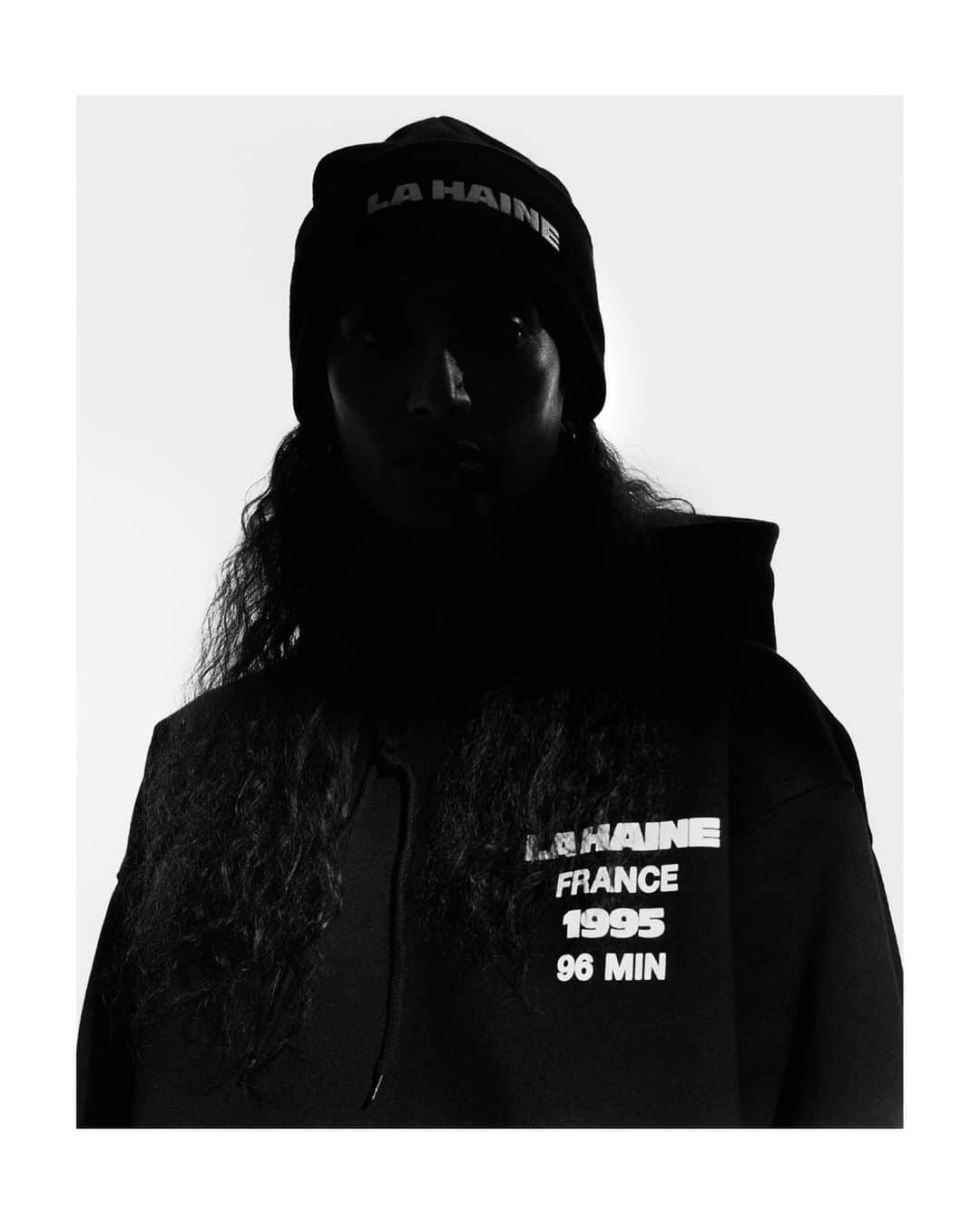 カーハートのインスタグラム：「Carhartt WIP for La Haine 25th Anniversary.﻿ 05/12/2020﻿ ﻿ To celebrate the 25th anniversary of the release of the iconic French film La Haine, Carhartt WIP has created an exclusive capsule collection in collaboration with its creator and director Matthieu Kassowitz.﻿ ﻿ Available at Carhartt WIP Stores and online from Saturday, December 5th.﻿ ﻿ ﻿フランス映画「La Haine(憎しみ)」のリリース25周年を記念して、Carhartt WIPは監督のMatthieu Kassowitzと共同でカプセルコレクションを作成しました。完全に白黒で撮影された独創的なこの作品は、パリ郊外のBanlieues(移民が多い、貧しい公営住宅地帯）を舞台に三人の移民青年の一日をリアルに描いた作品。カンヌ国際映画祭監督賞やヨーロッパ映画賞の新人賞などを受賞した。 ﻿ Carhartt WIP for La Haine 25th Anniversaryコレクションの日本での発売は、12月5日(土)から全国のCarhartt WIP Store及びOnline Storeでリリース致します。﻿是非ご期待ください。﻿ ﻿ 📷 @tomkleins ﻿ #CarharttWIP #LaHaine」