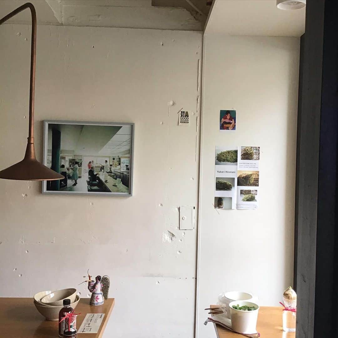 Pho 321 Noodle barのインスタグラム：「delivery serviceのご注文時において🌏🚵‍♀️ on chompy&Uber eats  ⚫︎phoはパクチー別添えでお届けします。bunはパクチーをご一緒に盛り付けて仕上げをしています。 bunのご注文時　パクチーが苦手な方はmemoやメッセージにひと言添えて下さい｡例「パクチーなし→代わりに有機mixリーフでお願いします」。サービスで季節の柑橘も付きます🍋  ⚫︎現在サイズは1サイズ、店内でのm sizeと同じです。(pho 180g bun 冷たい細麺　温かな太麺共に200g)  ⚫︎基本的にphoは麺を茹で、スープを入れた状態でお届けします。ご自身で茹でてから仕上げる状態をご希望の方は　お手数ですが　memoに「麺を別で」とひと言添えて下さい。ご自宅やオフィスのキッチンで麺を20秒茹でていただいて召し上がっていただきます。  ⚫︎ご希望がある方にお付け出来る調味料 ココナッツ醤油　シラチャーソース　千鳥酢　辣油　 檸檬(✳︎追加出来ます)  ピーナッツや胡麻、アレルギーのある食材など　その他ご不明な点やご心配な点がある方は　ご注文前に店舗までお電話下さい☎︎03-6432-9586  もともと　風邪を引いた娘さんのためにと　お母さまからリクエストいただいてスタートしたお持ち帰りのサービスですが(初めは　タッパーウェアや小鍋を持参していただいていました) to go/delivery共に　沢山の方にご注文いただいております。  ご自宅やお仕事中の方、なかなか外出がむずかしい状況の方のお力の碗になれればと思います。  本日よりpho321から新国立競技場へ向かって徒歩30秒ほどのところにあるgallery38で ステファニー・クエールさんの初のドローイング展「drawings」が開催されます。(木・金・土のみopen) 虎ノ門cc10thも間も無く開幕です。  本日も11:30am opening 5:30pm last call 6pm closing中休みなしで　温かな碗とプレートをたっぷりご用意してお待ちしてます。  today’s to go bgm📻my world ft.cornelius /benny sings from‘city melody’  #deliveryfood  #citymelody」