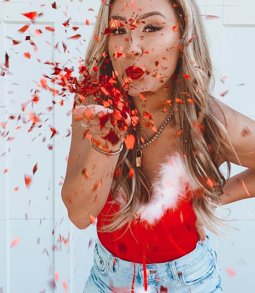 Lauren Riihimakiのインスタグラム：「basic vlogmas bitch coming thru!!!! say hi to daily uploads on the vlog channel and a whole month of unfiltered content ❤️🎄🎅🏼」
