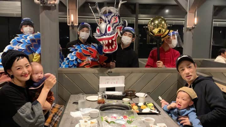 田中真奈美のインスタグラム：「夕飯は敷地内にあるテラスダイナーで🍖 . 長崎くんちを再現した龍踊（じゃおどり）の龍にビビリまくるリョータ👦🏻💦まぁ、怖いよね、、、😂 . 記念写真は絶対無理だろうと思ったから記念Movie🎞今度からこうしよう！絶対みんな同時に良い顔できないですよね👨‍👩‍👦‍👦💦 . ご飯も美味しかった💕 何よりゆっくり飲みながらご飯を食べれる嬉しさ✨ 周りも子供さん連れが多かったので多少の事は気にせずにいただけました👦🏻🙏🏻💕 . たまには夫婦でゆっくりお話しをね💕 平日は帰って来る頃には私は寝る時だし、土日は寝かしつけまでがバタバタ闘いで2人共力尽きて寝落ちするからね😂😂 . #リョータの秋遊び🌰  #ilandnagasaki . ビビリまくりなリョータでしたが距離があると大丈夫みたいでずっと目で追って見てました🐉👦🏻💕笑」