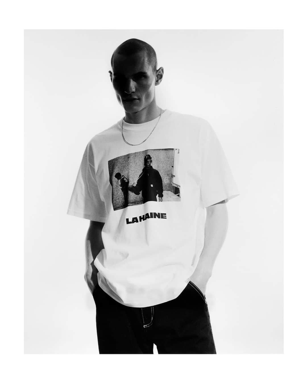 カーハートのインスタグラム：「Carhartt WIP for La Haine 25th Anniversary.﻿ 05/12/2020﻿ ﻿ To celebrate the 25th anniversary of the release of the iconic French film La Haine, Carhartt WIP has created an exclusive capsule collection in collaboration with its creator and director Matthieu Kassowitz.﻿ ﻿ Available at Carhartt WIP Stores and online from Saturday, December 5th.﻿ ﻿ ﻿フランス映画「La Haine(憎しみ)」のリリース25周年を記念して、Carhartt WIPは監督のMatthieu Kassowitzと共同でカプセルコレクションを作成しました。完全に白黒で撮影された独創的なこの作品は、パリ郊外のBanlieues(移民が多い、貧しい公営住宅地帯）を舞台に三人の移民青年の一日をリアルに描いた作品。カンヌ国際映画祭監督賞やヨーロッパ映画賞の新人賞などを受賞した。 ﻿ Carhartt WIP for La Haine 25th Anniversaryコレクションの日本での発売は、12月5日(土)から全国のCarhartt WIP Store及びOnline Storeでリリース致します。﻿是非ご期待ください。﻿ ﻿ 📷 @tomkleins ﻿ #CarharttWIP #LaHaine」